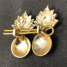 Charger l&#39;image dans la galerie, Original British Collar Badge Pair - Royal Artillery - The Militaria Shop
