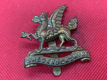 Lade das Bild in den Galerie-Viewer, Original WW1 / WW2 British Army Brenockshire Regiment Cap Badge
