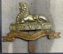 Charger l&#39;image dans la galerie, Original WW1 British Army Royal Lincolnshire Regiment Cap Badge
