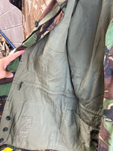 Lade das Bild in den Galerie-Viewer, Genuine British Army 1968 Pattern DPM Combat Smock - Size 4 - 40&quot; Chest
