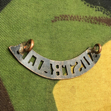 Load image into Gallery viewer, Genuine Australian Army WW1 Brass Shoulder Title - AUSTRALIA - The Militaria Shop
