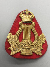 Load image into Gallery viewer, Original WW1 / WW2 British Army Musicians Bandsmans Cap Badge
