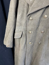 Charger l&#39;image dans la galerie, Original WW2 British Army Soldiers Greatcoat 1940 Pattern - 43&quot; Chest
