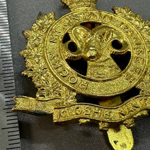 Lade das Bild in den Galerie-Viewer, Rocky Mountain Rangers - Kloshe Nanitch - Genuine Canadian Army Cap Badge
