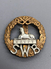 Charger l&#39;image dans la galerie, Original WW2 British Army South Wales Borderers Regiment Cap Badge
