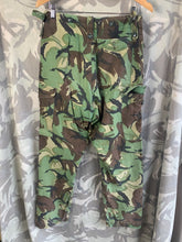 Lade das Bild in den Galerie-Viewer, British Army DPM 1968 Pattern Camouflaged Combat Trousers - Size 30&quot; Waist
