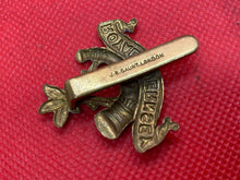 Lade das Bild in den Galerie-Viewer, Original WW1 / WW2 British Army Royal Guernsey Regiment Cap Badge
