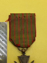 Load image into Gallery viewer, Original WW1 French Croix du Guerre Medal - 1914 - 1915 with Ribbon
