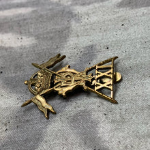 Charger l&#39;image dans la galerie, Original WW1 British Army 21st Lancers Cap Badge
