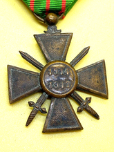 Load image into Gallery viewer, Original WW1 French Croix du Guerre Medal - 1914 - 1917 with Ribbon
