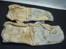 Load image into Gallery viewer, Original WW2 Pattern British Army White Camouflaged Gloves / Gunners Mittens
