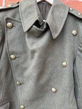 Charger l&#39;image dans la galerie, Original WW2 British Army Officers Greatcoat Captain Named 1941 Dated -42&quot; Chest
