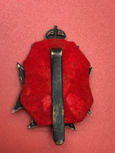 Lade das Bild in den Galerie-Viewer, Original WW2 British Army Kings Crown Cap Badge - The Kings Royal Rifle Corps
