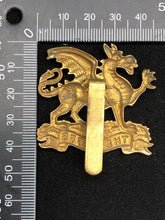 Charger l&#39;image dans la galerie, Original WW2 British Army Buffs (Royal East Kent Regiment) Cap Badge
