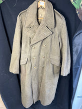 Charger l&#39;image dans la galerie, Original WW2 British Army Soldiers Greatcoat 1940 Pattern - 43&quot; Chest
