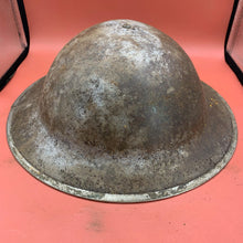 Lade das Bild in den Galerie-Viewer, Originaler Militärhelm Mk2 Brodie der britischen Armee aus dem 2. Weltkrieg für Soldaten – Hergestellt in Südafrika 
