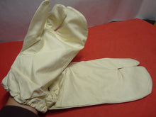 Load image into Gallery viewer, Original WW2 British Army Gunners Winter White Gloves - Dated 1941
