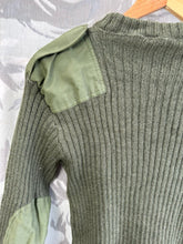 Charger l&#39;image dans la galerie, Genuine British Army Man&#39;s Heavy Jersey Olive Drab Pull Over - Size 2- 32&quot; Chest
