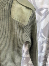 Charger l&#39;image dans la galerie, Genuine British Army Man&#39;s Heavy Jersey Olive Drab Pull Over - Size 1- 30&quot; Chest
