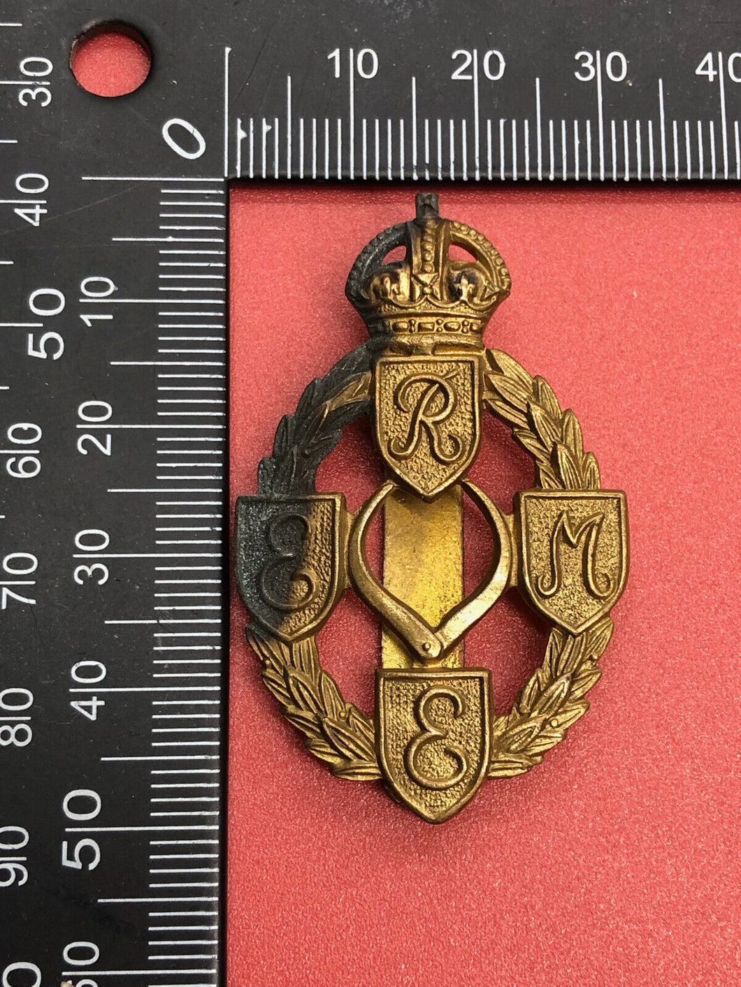 Original WW2 British Army REME Royal Electrical Mechanical Engineers Cap Badge