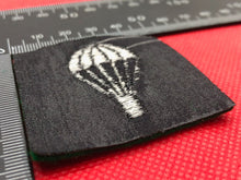 Load image into Gallery viewer, Course Trained Parachute Badge Paratrooper Bulb British Army - Black on Green
