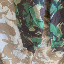 Lade das Bild in den Galerie-Viewer, British Army DPM Camouflaged Temperate Trousers - 76/80/96 - Vintage Clothing
