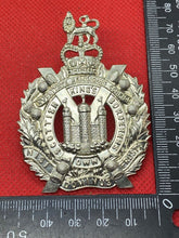 Lade das Bild in den Galerie-Viewer, British Army King&#39;s Own Scottish Borders Queen&#39;s Crown Cap Badge
