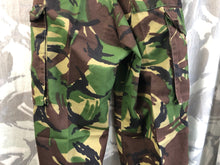 Lade das Bild in den Galerie-Viewer, Size 75/68/84 - Vintage British Army DPM Lightweight Combat Trousers
