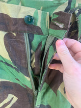 Lade das Bild in den Galerie-Viewer, British Army DPM Camouflaged Temperate Trousers - 76/80/96 - Vintage Clothing
