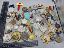 Charger l&#39;image dans la galerie, Bulk Lot of British Coronation &amp; Commemorative Badges, Medals &amp; Coins
