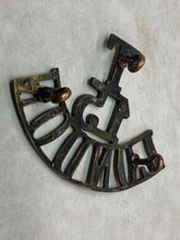 Load image into Gallery viewer, Original WW1 British Army 15th London Territorial Battalion Brass Shoulder Title
