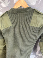 Lade das Bild in den Galerie-Viewer, Genuine British Army Man&#39;s Heavy Jersey Olive Drab Pull Over - Size 1- 30&quot; Chest
