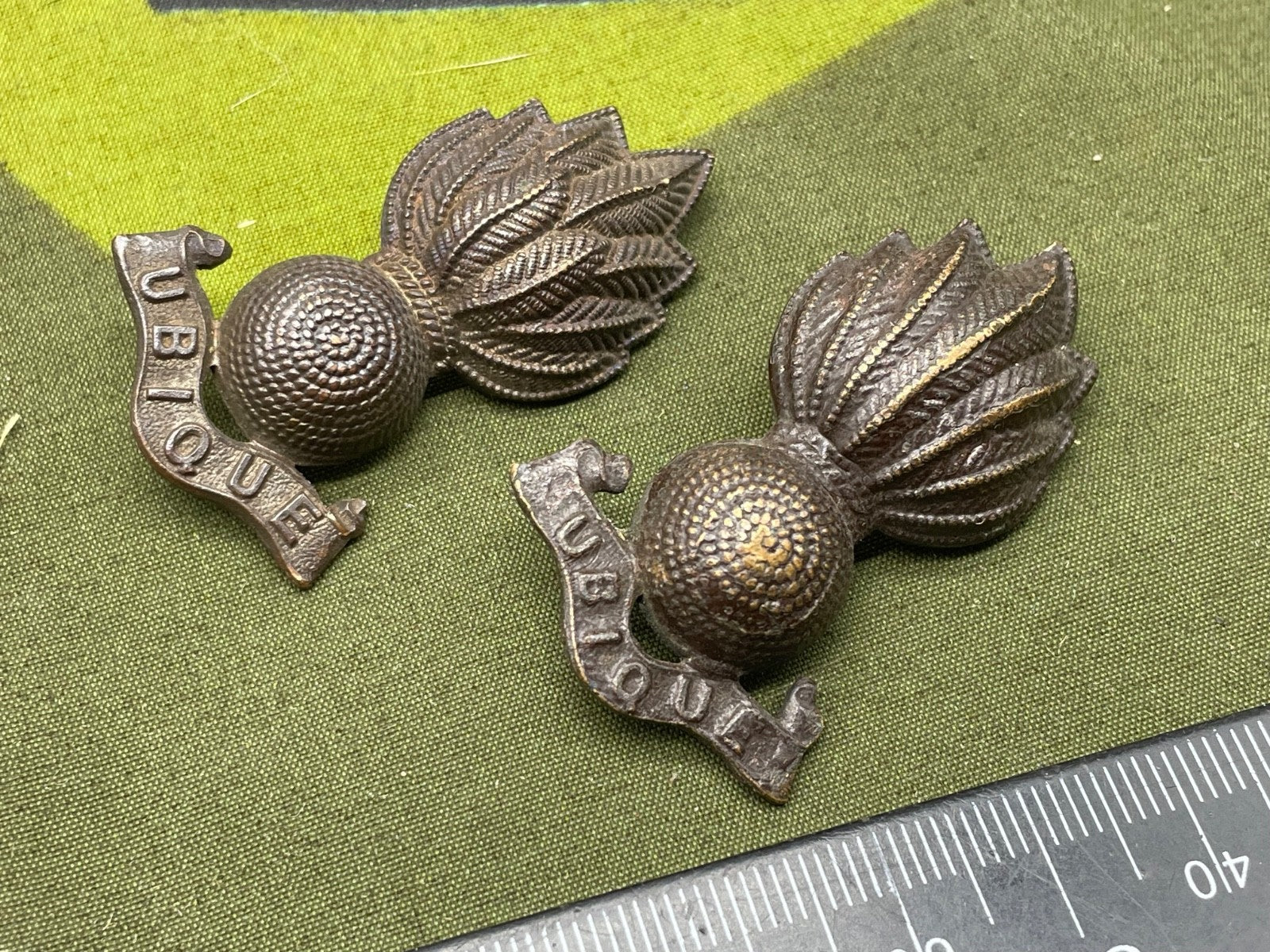 Original WW1/WW2 British Army Royal Artillery Ubique Cap / Collar Badges - The Militaria Shop