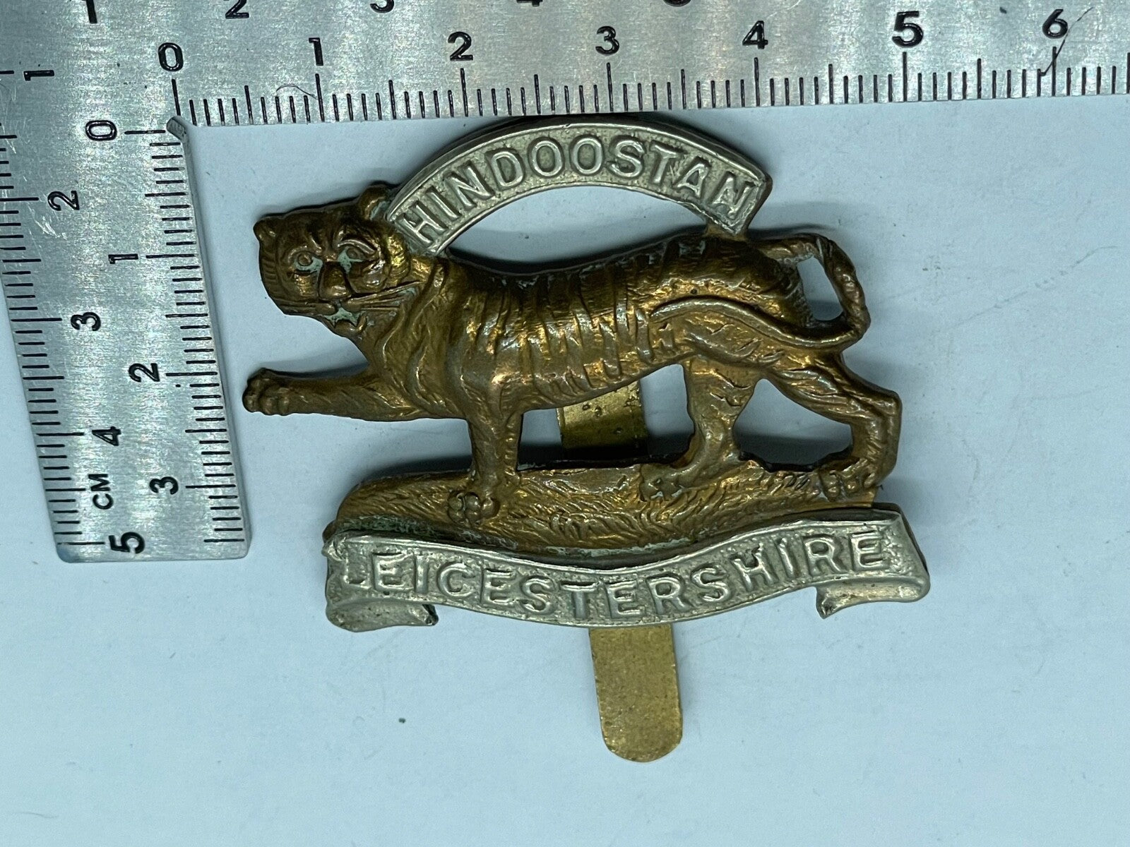 Original WW1 / WW2 British Army Leicestershire Regiment Cap Badge - The Militaria Shop