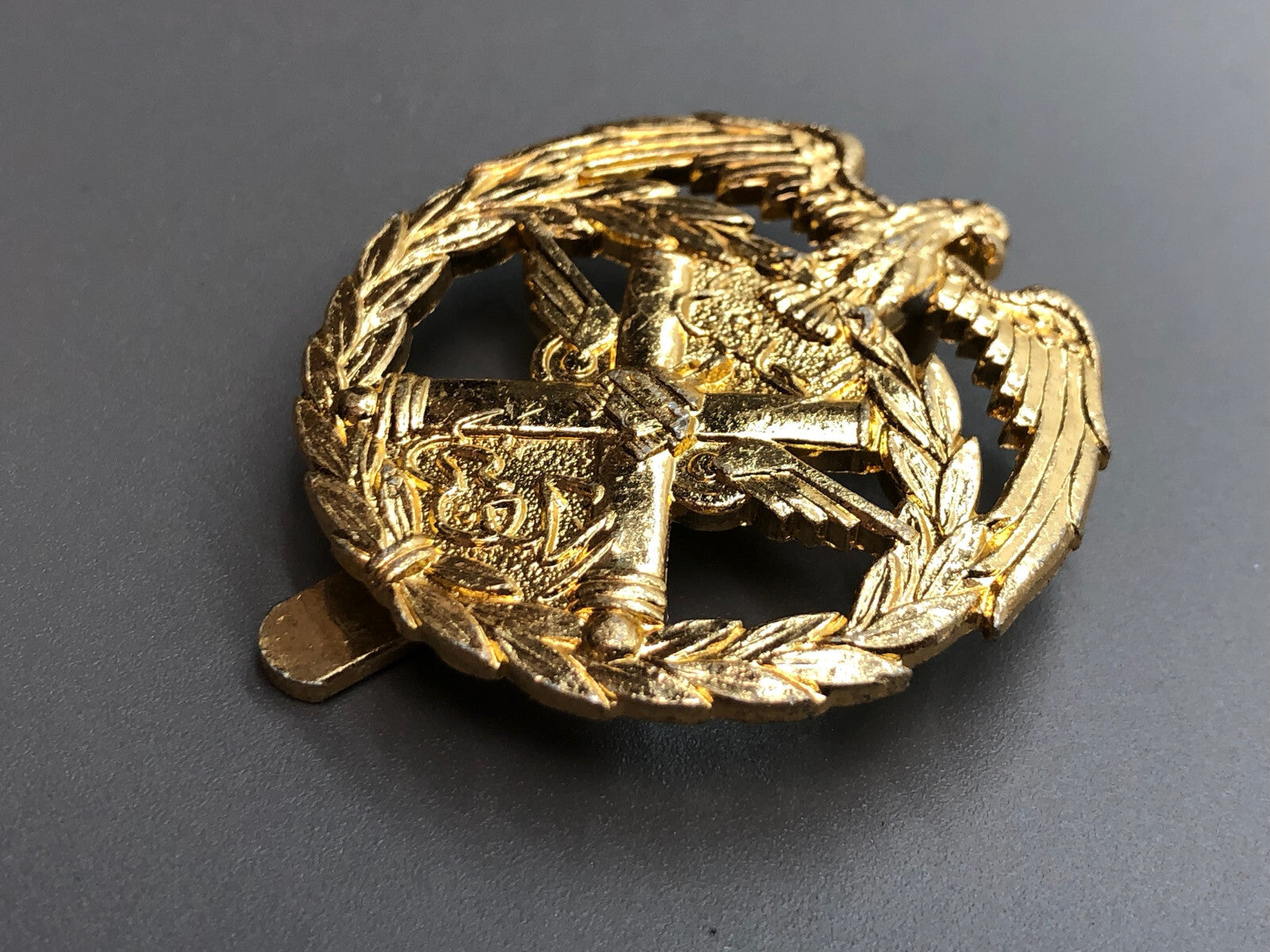 Vintage Kuwait Armed Forces Cap Badge - The Militaria Shop