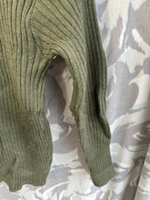 Charger l&#39;image dans la galerie, Genuine British Army Man&#39;s Heavy Jersey Olive Drab Pull Over - Size 33&quot; Chest
