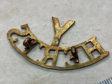 Load image into Gallery viewer, Original WW1 British Army Herts Yeomanry Brass Shoulder Title
