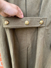 Charger l&#39;image dans la galerie, Original WW2 British Army Officers Greatcoat Captain Named 1941 Dated -42&quot; Chest
