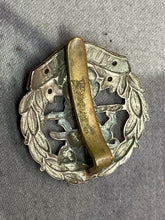 Load image into Gallery viewer, Original WW1 / WW2 British Army Hampshire Regiment Cap Badge
