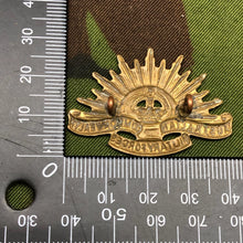Lade das Bild in den Galerie-Viewer, Original WW2 Australian Commonwealth Military Forces Rising Sun Collar Badge - The Militaria Shop
