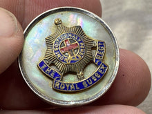 Lade das Bild in den Galerie-Viewer, British Army The Royal Sussex Regiment Sweetheart Brooch - Mother of Pearl
