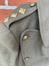 Charger l&#39;image dans la galerie, Original WW2 British Army Officers Greatcoat Captain Named 1941 Dated -42&quot; Chest
