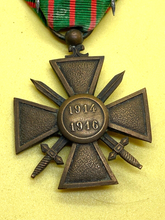 Lade das Bild in den Galerie-Viewer, Originale französische Croix du Guerre-Medaille aus dem 1. Weltkrieg – 1914–1916 mit MiD und Stern 
