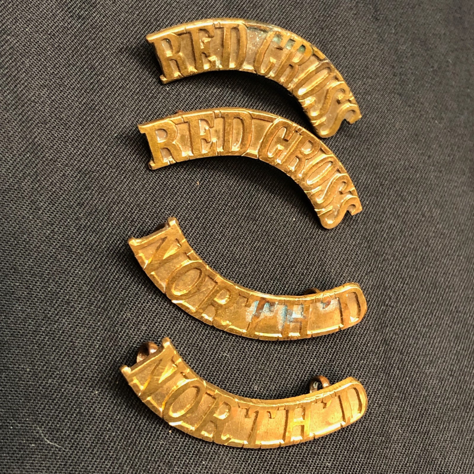Original WW1/WW2 British Army Red Cross Northumberland Brass Shoulder Title Set - The Militaria Shop