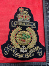 Lade das Bild in den Galerie-Viewer, British Army Bullion Embroidered Blazer Badge - Royal Marines - Queen&#39;s Crown
