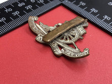 Charger l&#39;image dans la galerie, Original WW2 British Army Royal Artillery Beret / Cap Badge
