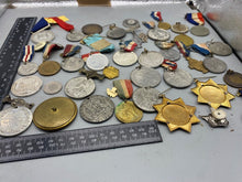 Charger l&#39;image dans la galerie, Bulk Lot of British Coronation &amp; Commemorative Badges, Medals &amp; Coins
