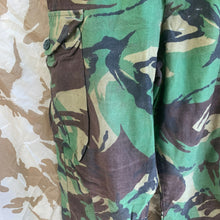 Lade das Bild in den Galerie-Viewer, British Army DPM Camouflaged Temperate Trousers - 76/80/96 - Vintage Clothing
