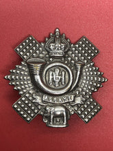 Lade das Bild in den Galerie-Viewer, Original WW2 British Army Kings Crown Cap Badge - Highland Light Infantry
