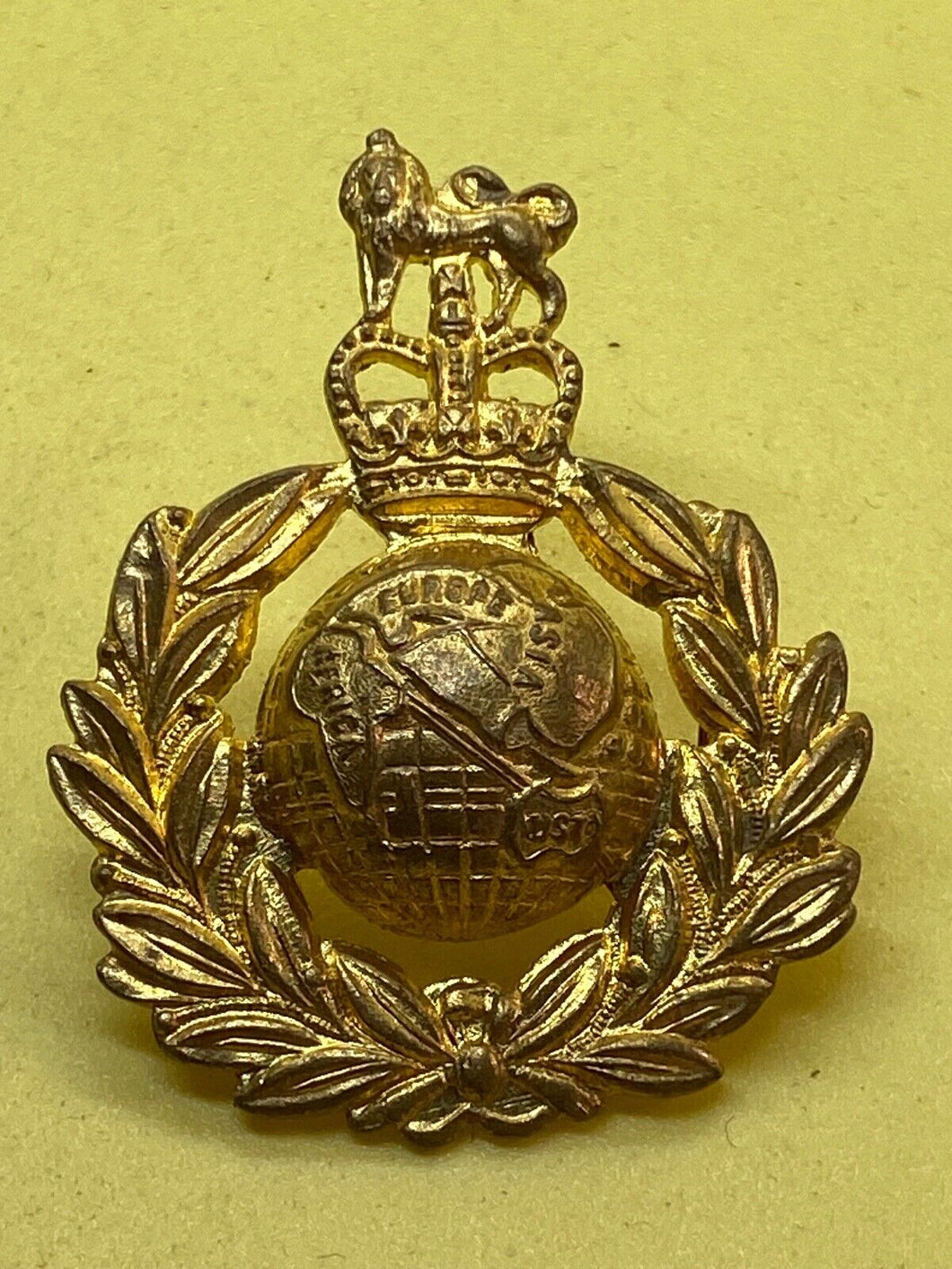 Original British Royal Marines Issue - Queens Crown Cap Badge